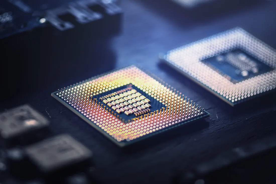 Microchip em close sobre a placa-m&atilde;e, com luz azul.